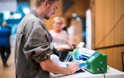 boy with machine Handyzubehör