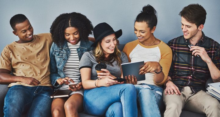 Fröhliche Frau hält Smartphone, umgeben von SIM-Karten-Symbolen, die die besten Handytarife darstellen.